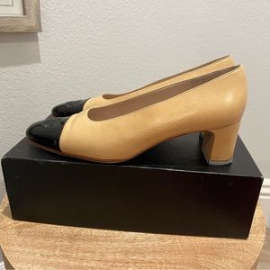 Vintage Chanel low heel in Beige/Noir
